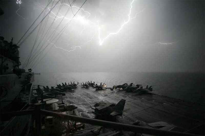 Illustration for article titled 18 terrifying photos of ships in trouble